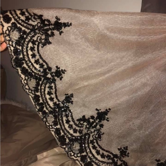 Elegant Black and Cream Lace Dress - Picture 4 of 7